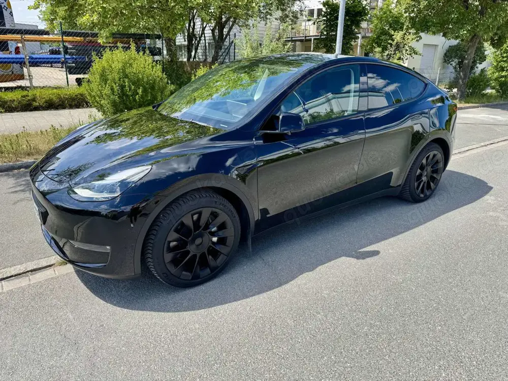 Tesla Model Y Long Range 20 Zoll AHK Matrix