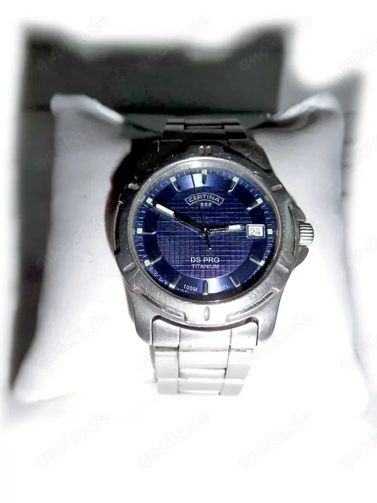 Blaue Armbanduhr von Certina