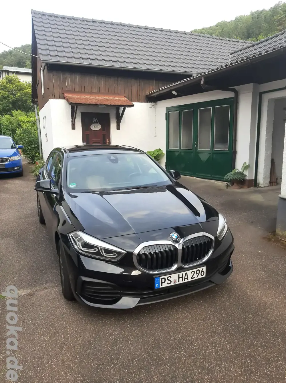 BMW 118i mit Winterreifen und Sommerreifen