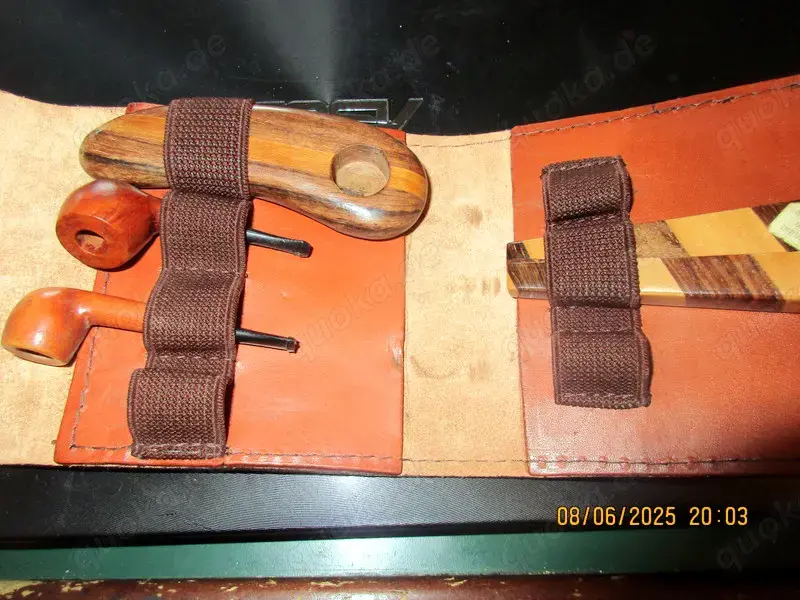 1 kleine Ledertasche mit Pfeifen