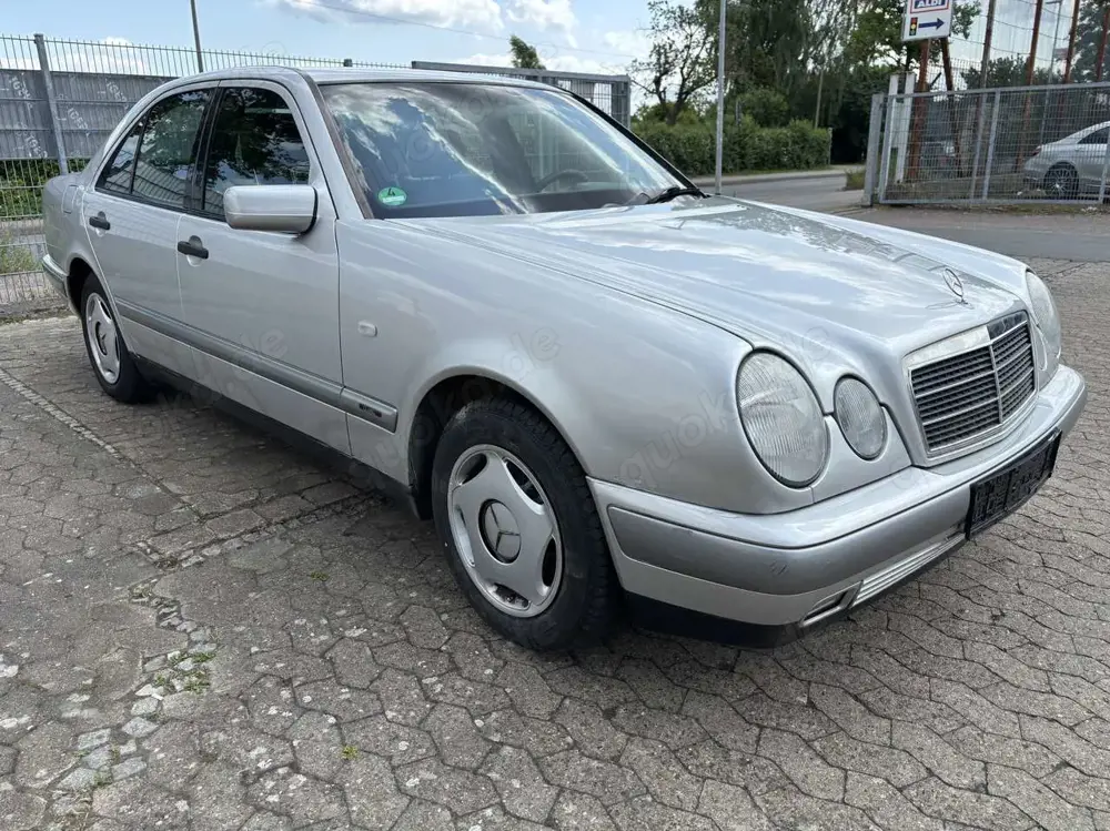 Mercedes-Benz 230 E