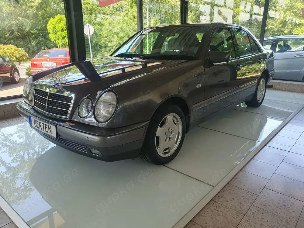 Mercedes-Benz E 230 Classic, Klima, PDC V+H, SHZ, AHK abnehmbar, LM