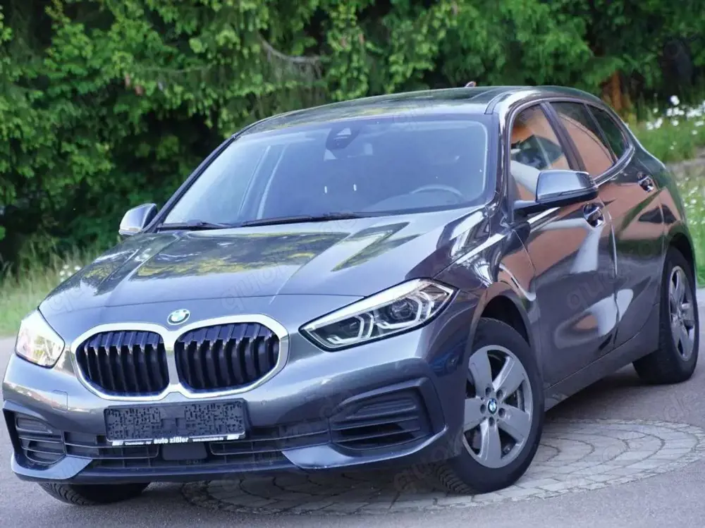 BMW 118 i Navi SHZ PDC PANO LED DAB aSp dunkle Scheiben