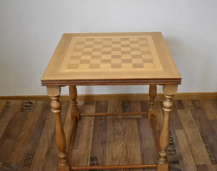 Schachbrett- oder Beistelltisch