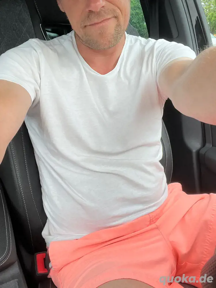 13.30Uhr Nackt am Parkplatz Er, 50, Riesenlatte 20x5 sucht Paar für NO CLOTHES Date