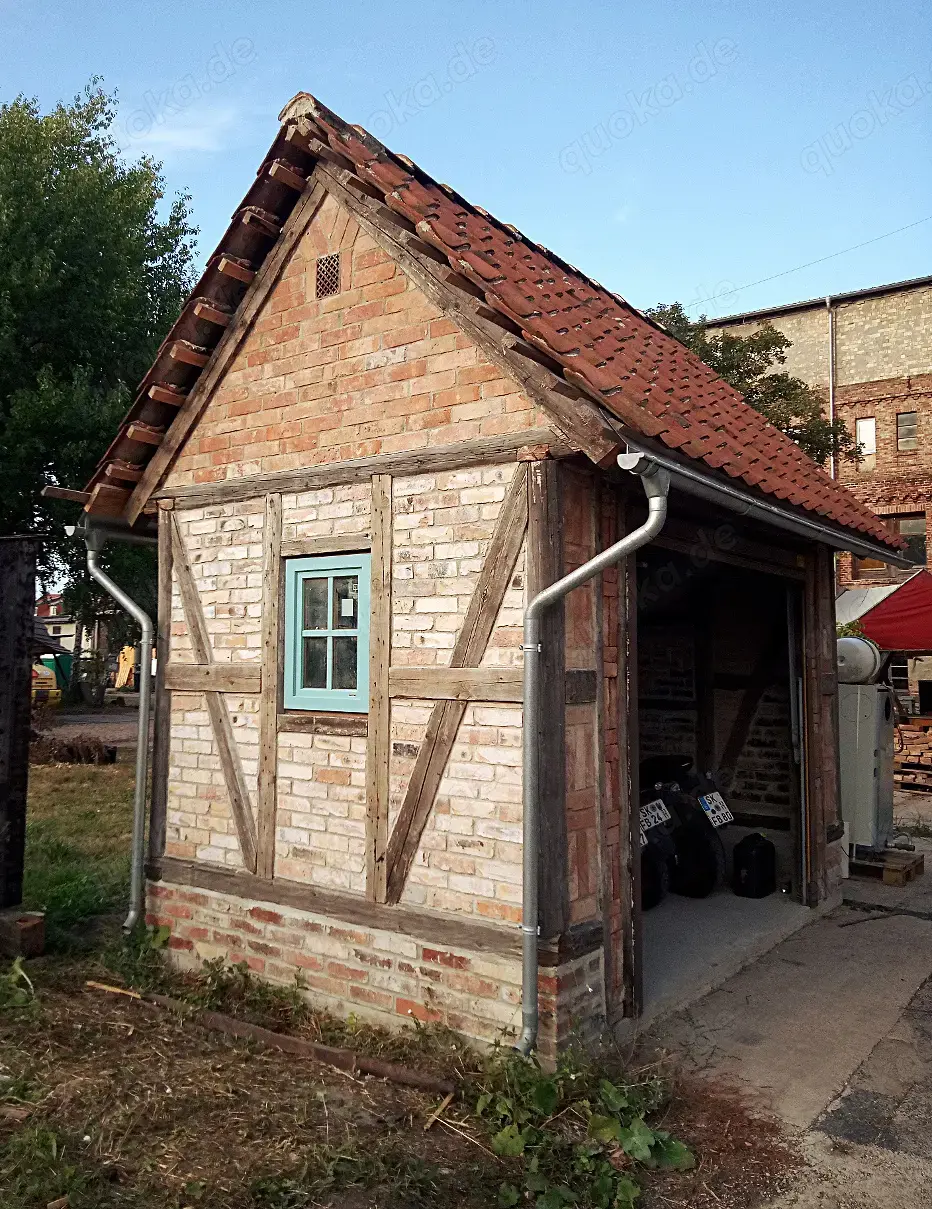 Tiny house Ferienhaus Gartenlaube Nachhaltig wohnen Altholz Restbaustoffe alte Dachziegel Altziegel 