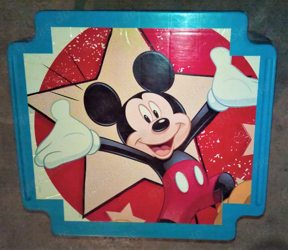 Kindertisch mit Micky Maus-Bild