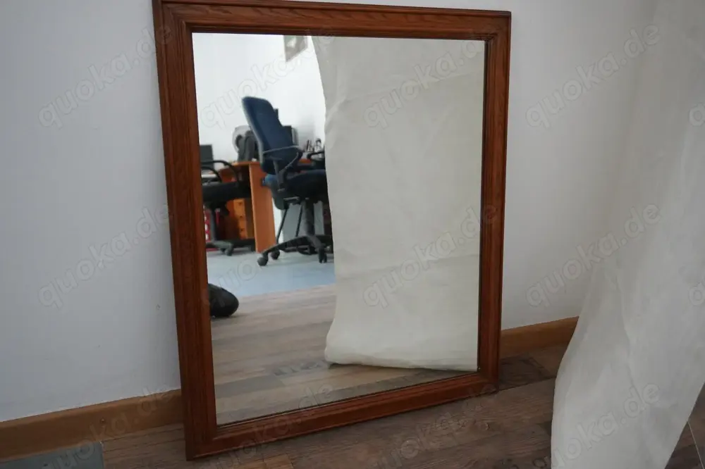 Wandspiegel mit rechteckigem Holzrahmen