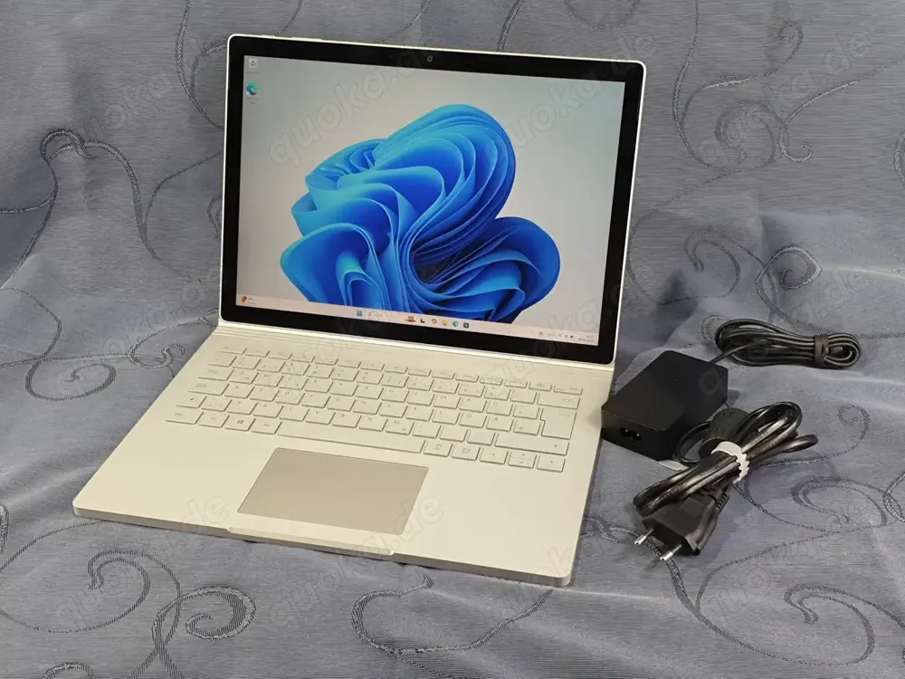 MS Surface Book 3 i7-1065G7-32Gb-512Gb 13,5" Dellen am Deckel