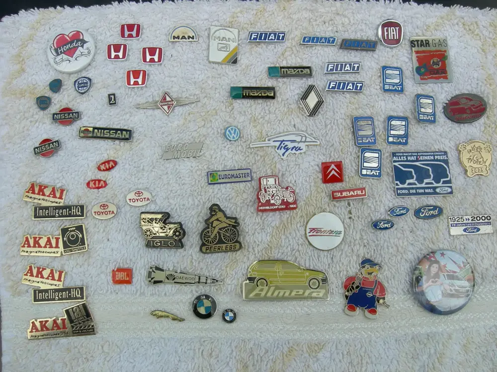 Auto-Anstecknadeln und -Pins abzugeben