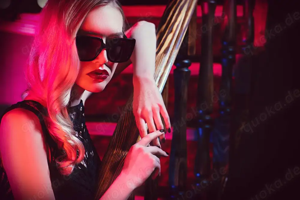 Lady erzieht am Telefon