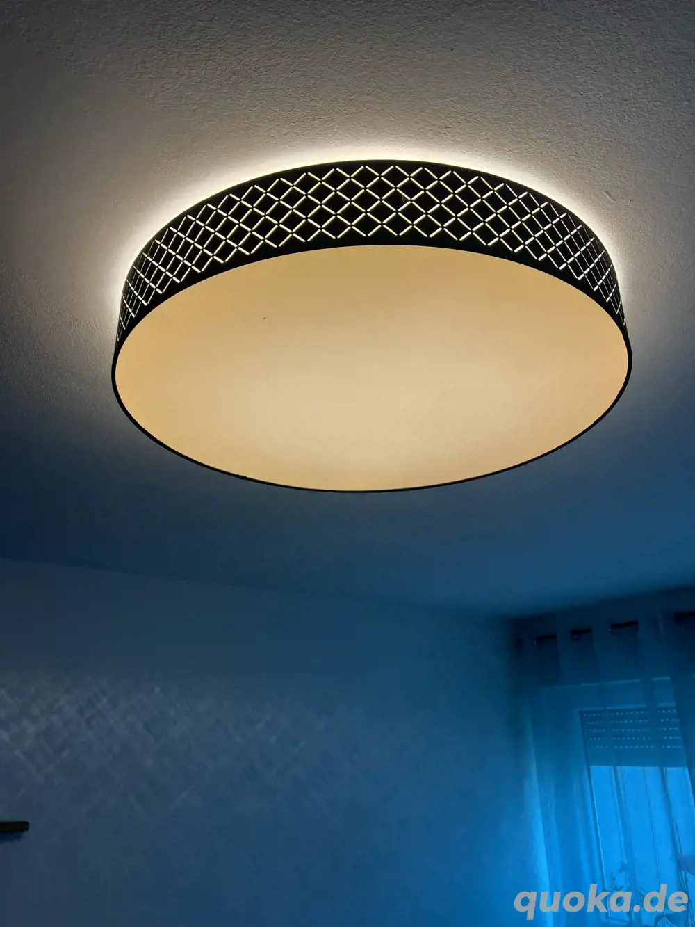 Moderne Deckenleuchte mit Stoffrand und elegantem Lichtmuster     80 cm