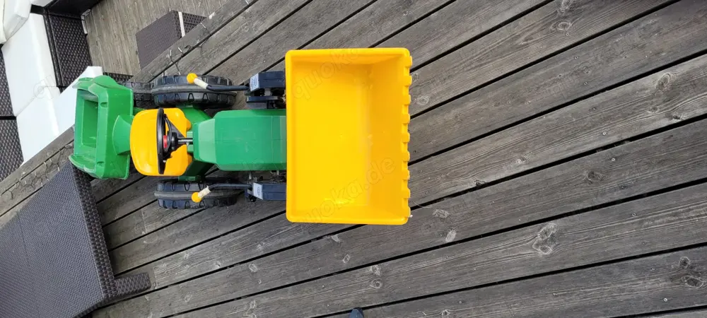 Trettraktor mit Anhänger und Baggerschaufel Trettraktor mit Anhänger und Baggerschaufel