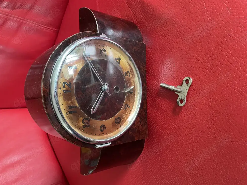 Stutzuhr zierlich mit Pendel und Schlüssel  Stutzuhr zierlich mit Pendel und Schlüssel