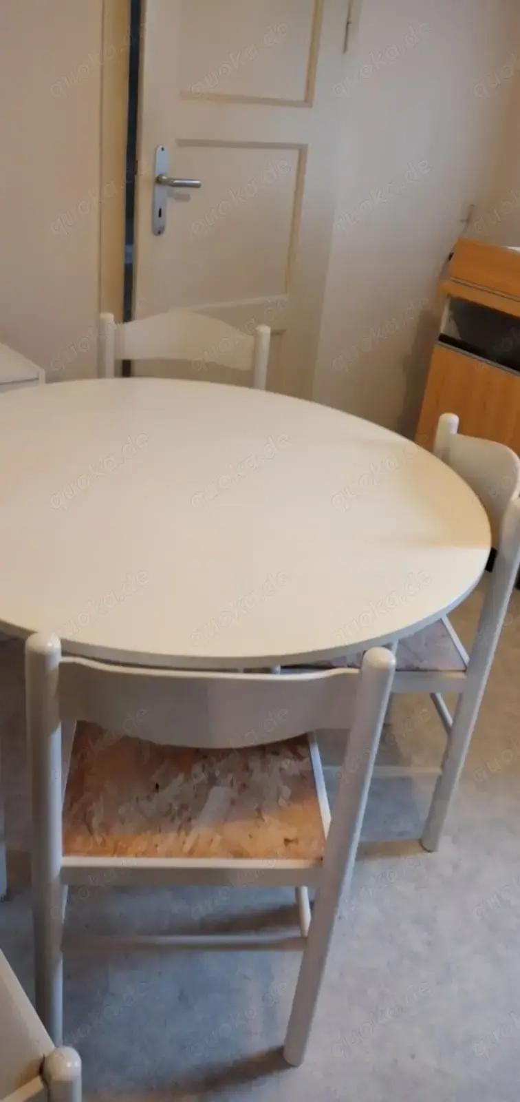 runder Tisch, weiß, (evtl. mit den 4 passenden Stühlen abzugeben)