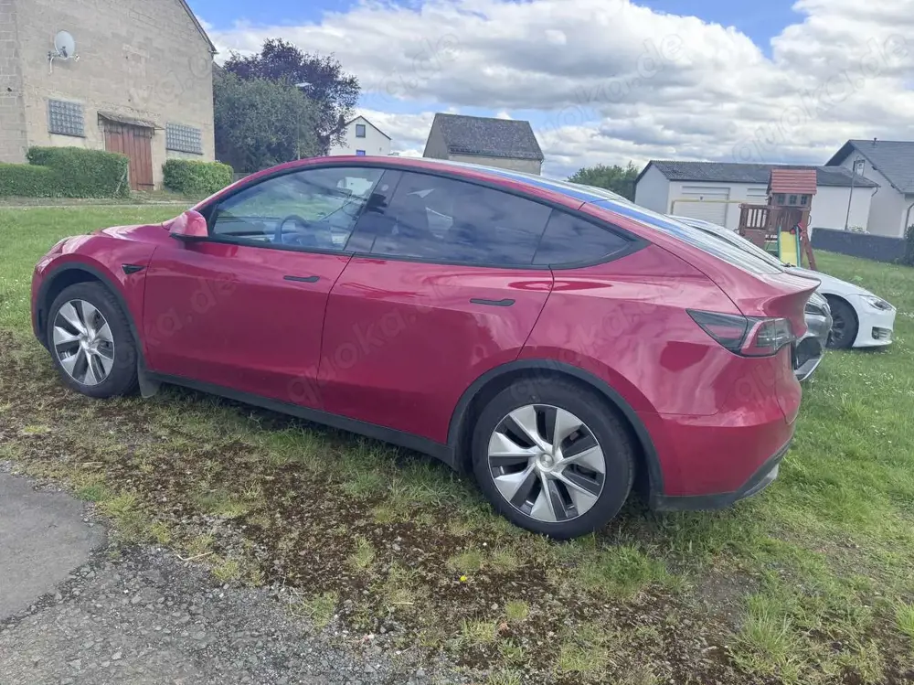 Tesla Model Y Long Range Dual Motor AWD + Performance Boost