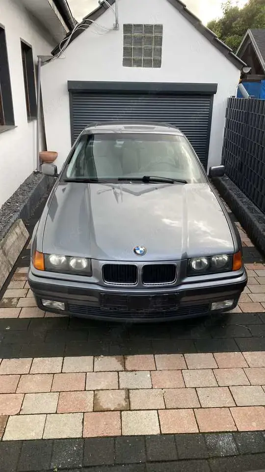 BMW 323 323i