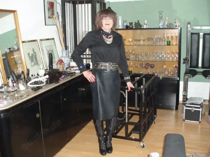 Dominante, phantasievolle und reife erfahrene TS Bizarrlady sucht den devoten Herrn