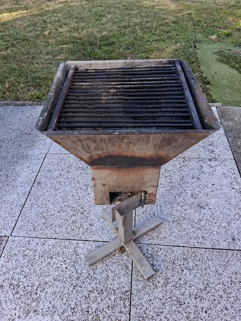 Biete einen kleinen schönen gebrauchten massiven Grill ! Biete einen kleinen schönen gebrauchten massiven Grill !