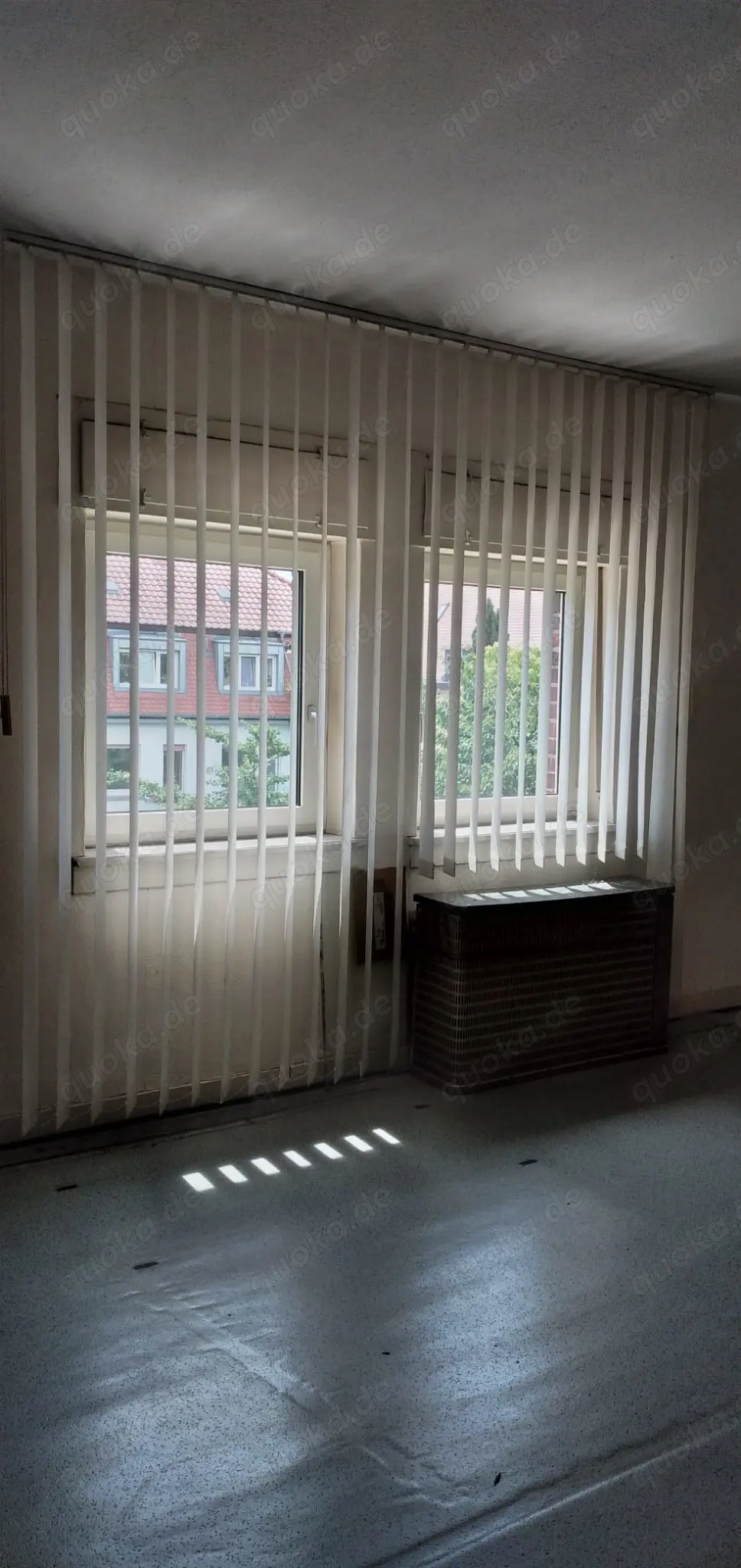 4 Lamellenvorhänge, 3 neue Leisten, je 1,50 m lang + neue Lamellen 2,20 m lang, teils orig. verpackt 4 Lamellenvorhänge, 3 neue Leisten, je 1,50 m lang + neue Lamellen 2,20 m lang, teils orig. verpackt