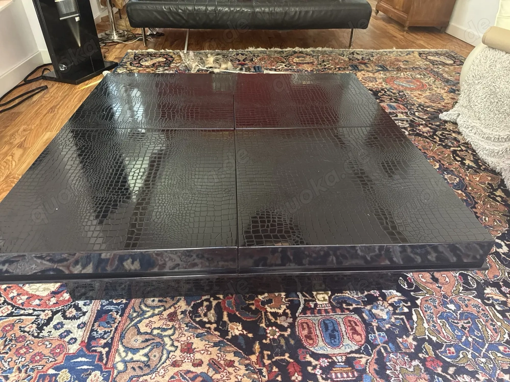 Schwarzer Couchtisch mit Platte in Schangenlederoptik Schwarzer Couchtisch mit Platte in Schangenlederoptik