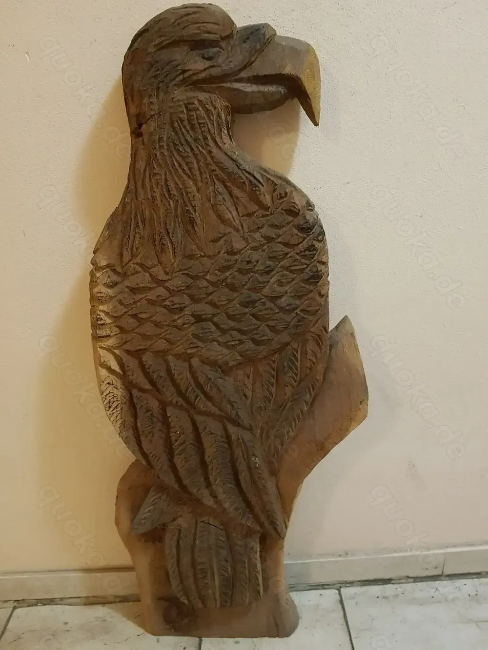 Handgeschnitzter Holzadler auf einen Ast