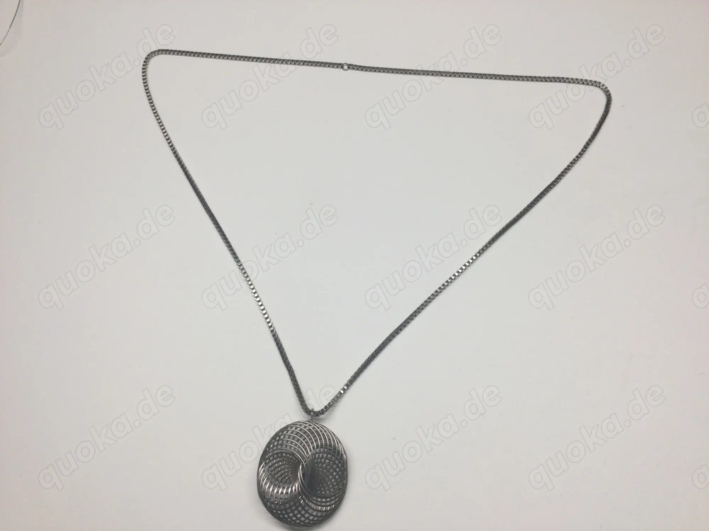 Halskette mit aufwändigem Anhänger