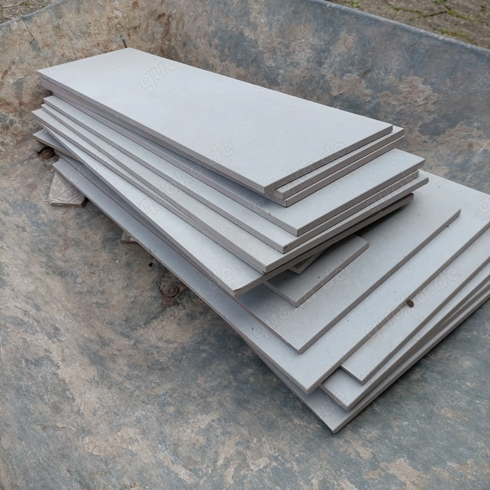 Fliesenreste, grau zu verschenken.