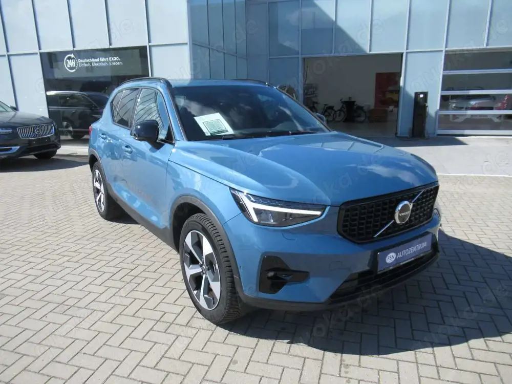 Volvo XC40 B3 Benzin Plus Dark Automatik