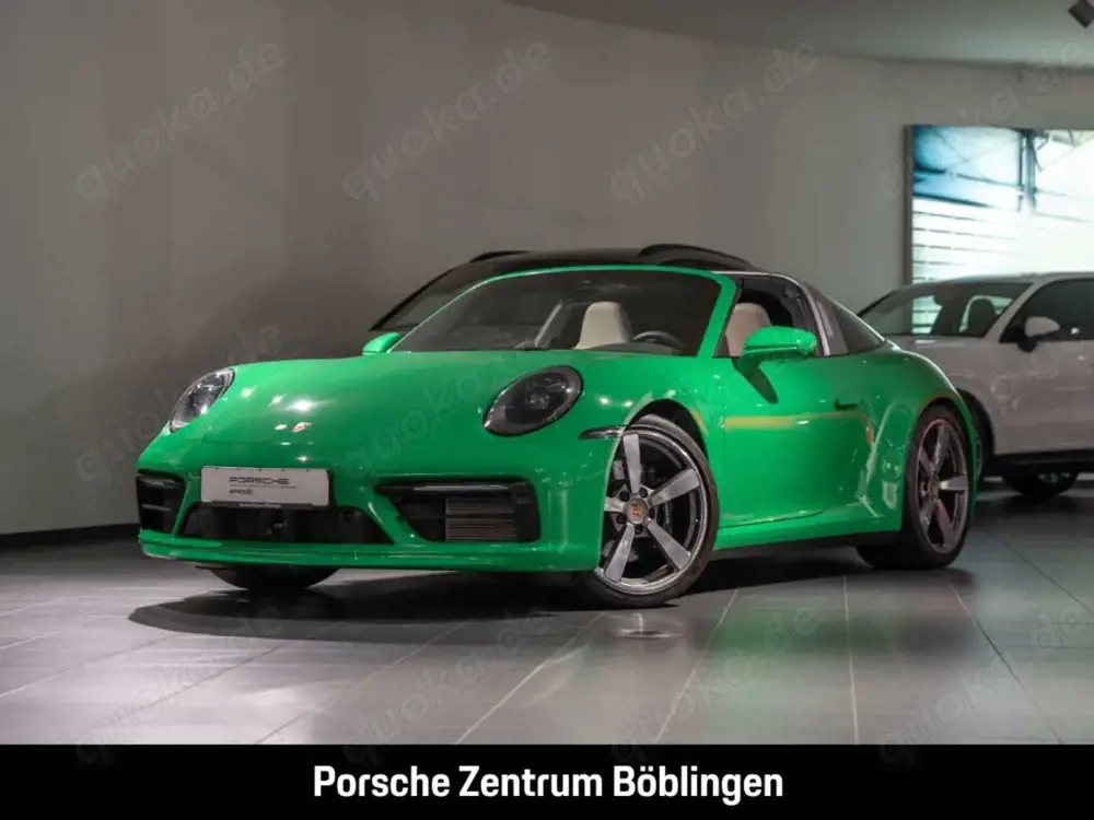 Porsche 992 911 Targa 4S Pythongrün Burmester HA-Lenkung