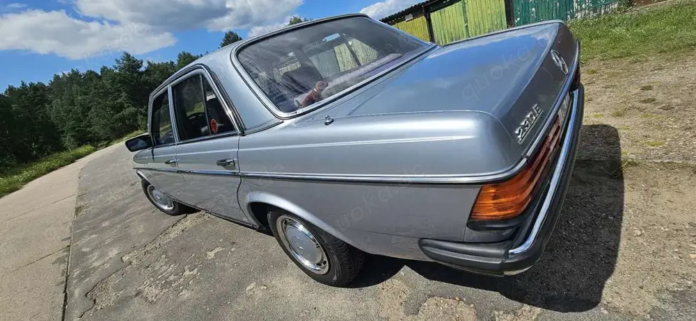 Mercedes-Benz 230 W 123 // 230E