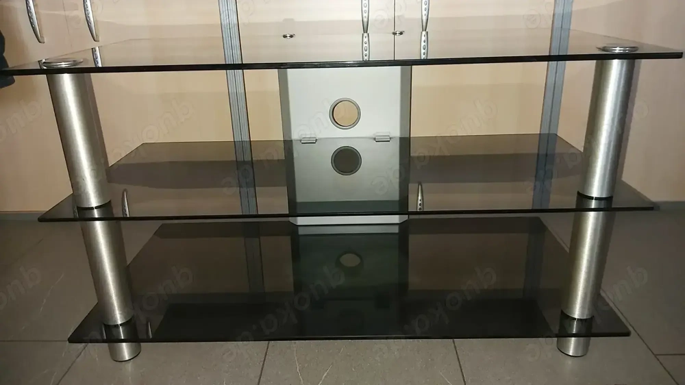 TV-RACK mit 3 Rauchglasplatten und Kabelblende