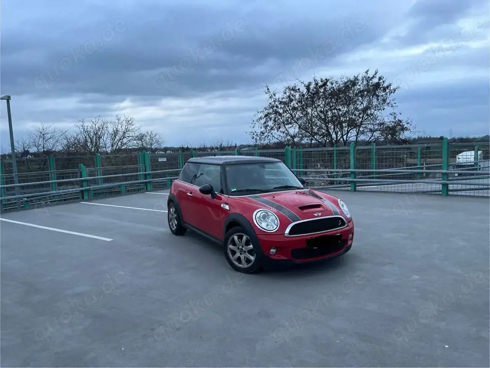 MINI Cooper S Chilli Paket, AC, 8 fach bereift, Panorama Dach.