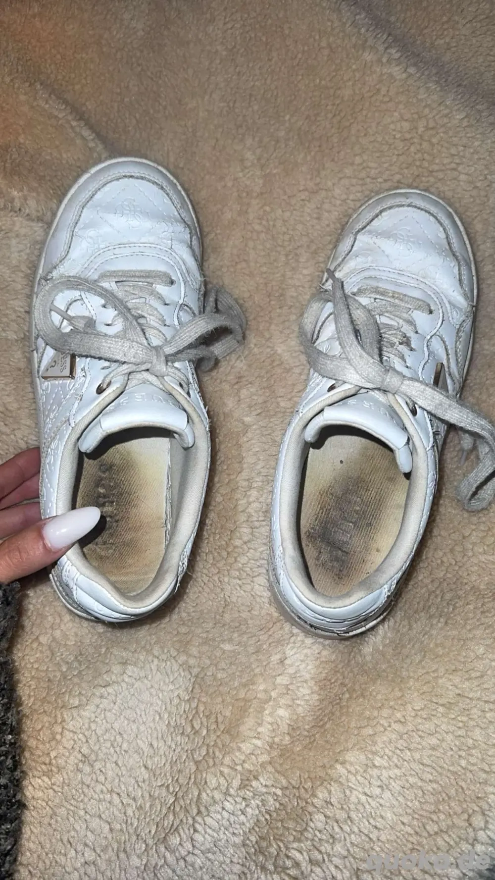 Sneaker Schuhe getragen