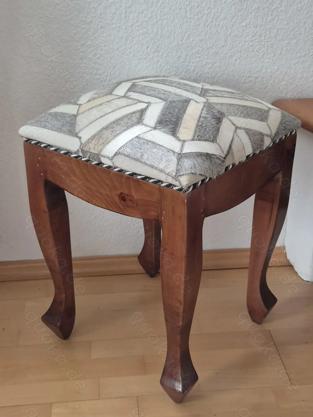 "Must have" seltener eleganter Hocker  Stuhl mit Echtfellbezug