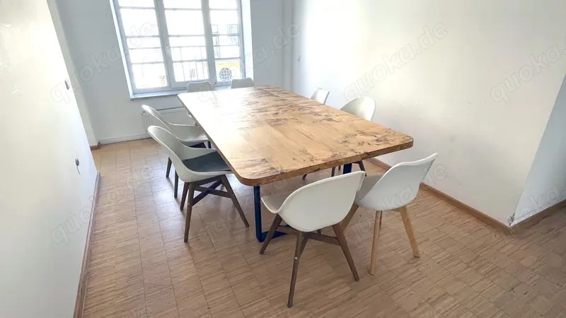 Heller Büro-Raum mit zwei Arbeitsplätzen in kreativer Bürogemeinschaft im Glockenbachviertel