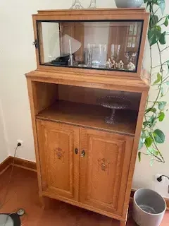Biedermeier Schränkchen mit fester Glasvitrine (um 1910)