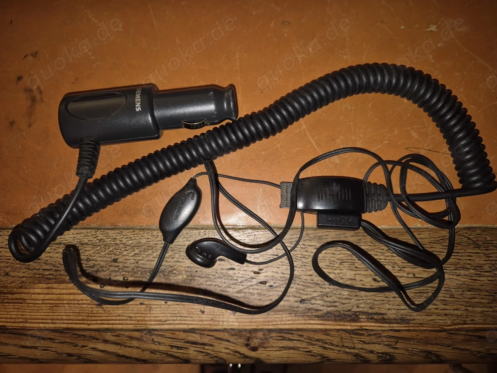  Siemens Handy Ladekabel Auto C39280-Z4-C446-1 und Kopfhörer.