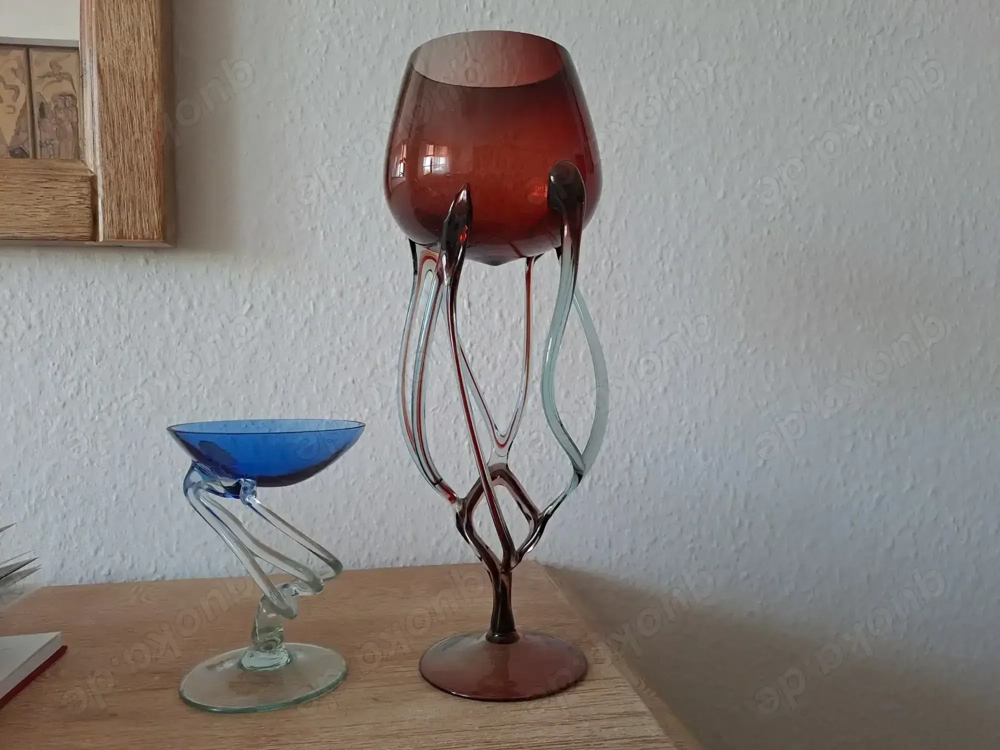 2 Glaskelche mundgeblasen, rot und blau