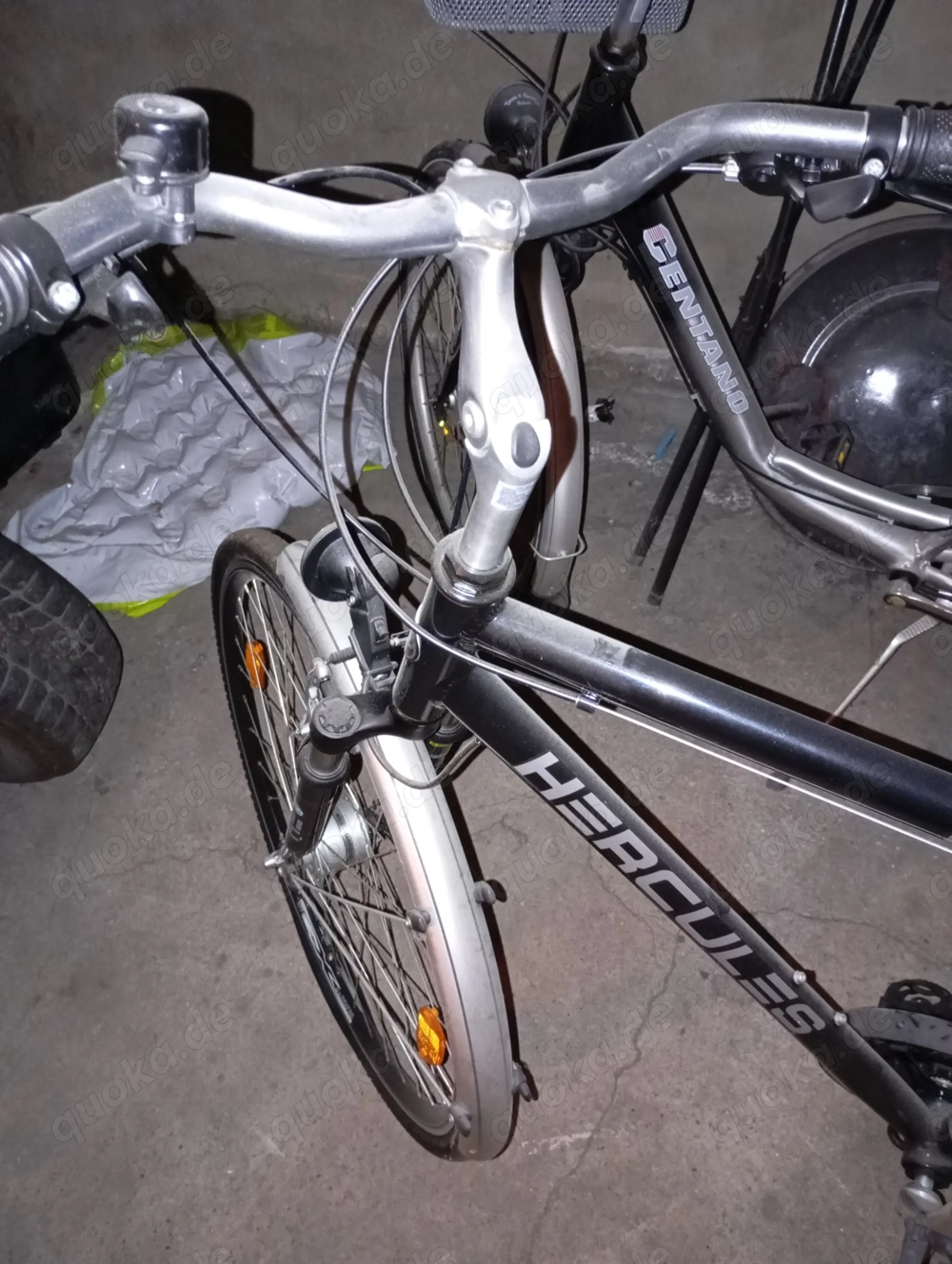 Ein Damenrad und ein Herrenrad Ein Damenrad und ein Herrenrad