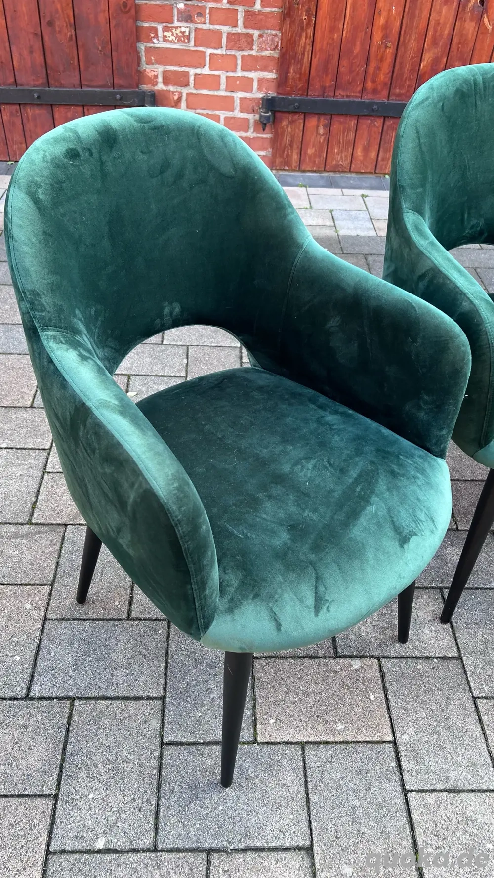 Samt-Armlehnstuhl in Grün Samt-Armlehnstuhl in Grün