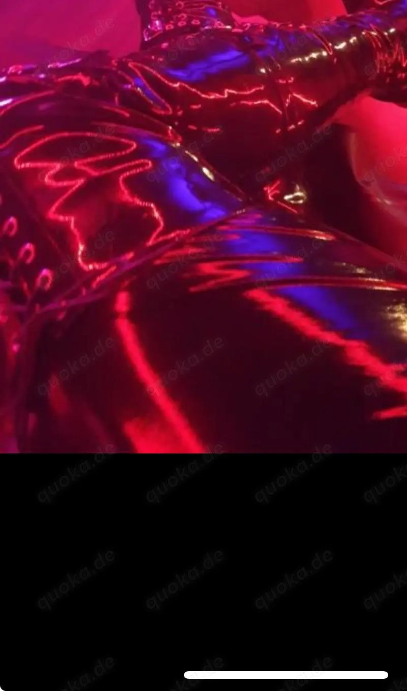 Overknee Stiefel lecken und Latexarsch lecken bei einer Dame, während sie diese trägt plus Handjob 