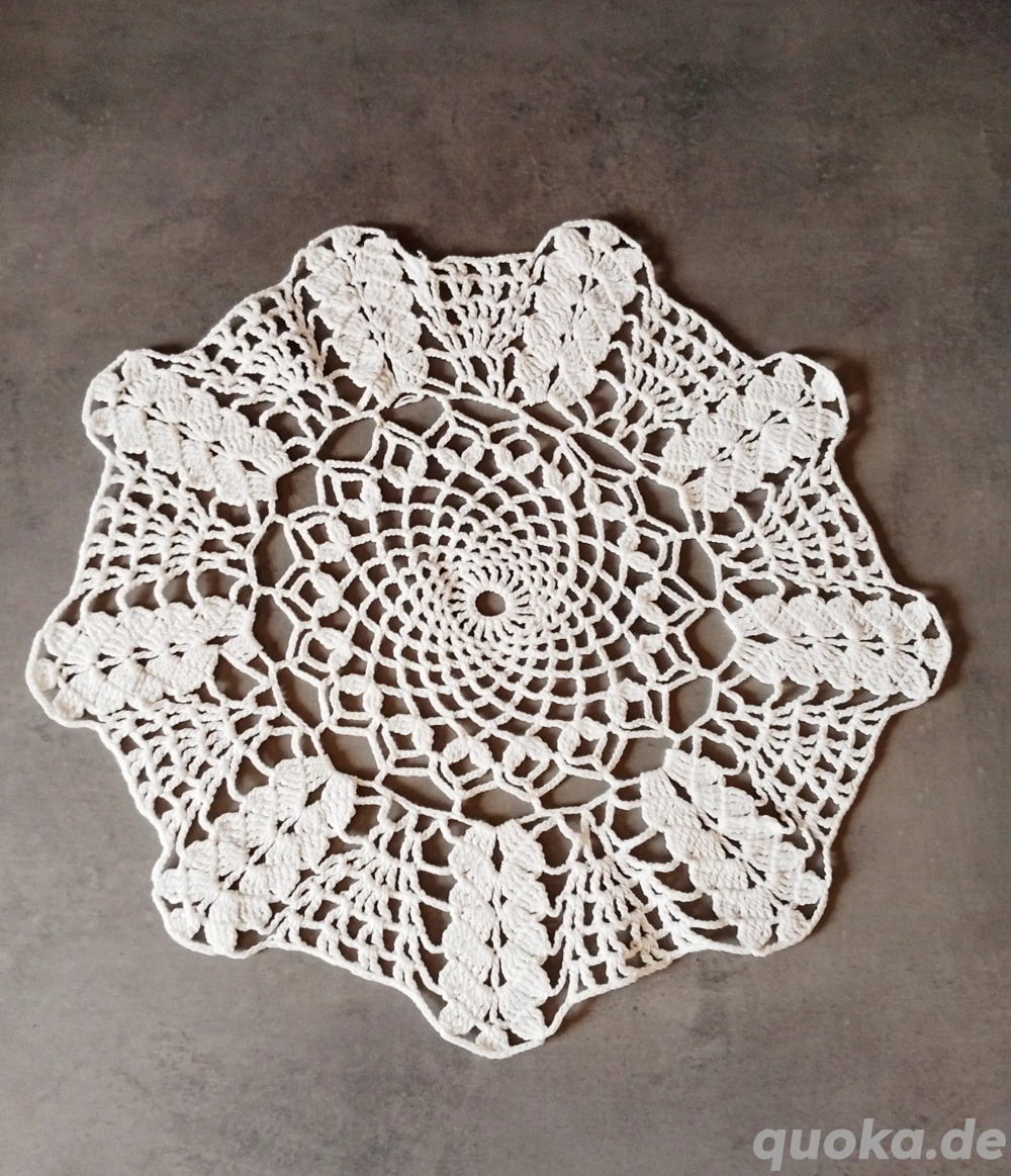 Großes Häkeldeckchen, 37 cm, weiß 