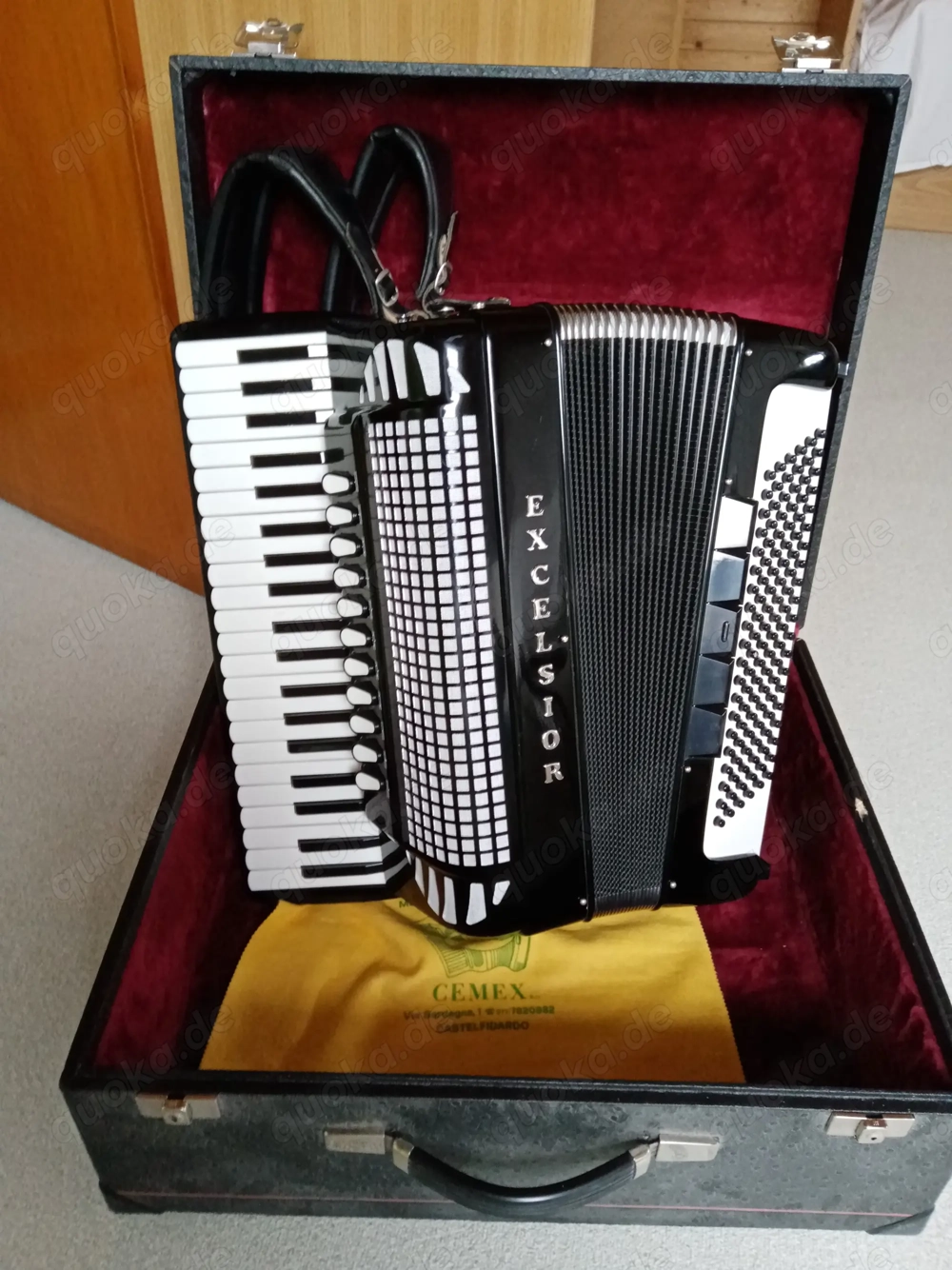 Akkordeon Excelsior, 120 Bässe, 3-chörig, 11 Register, 5 Baßregister