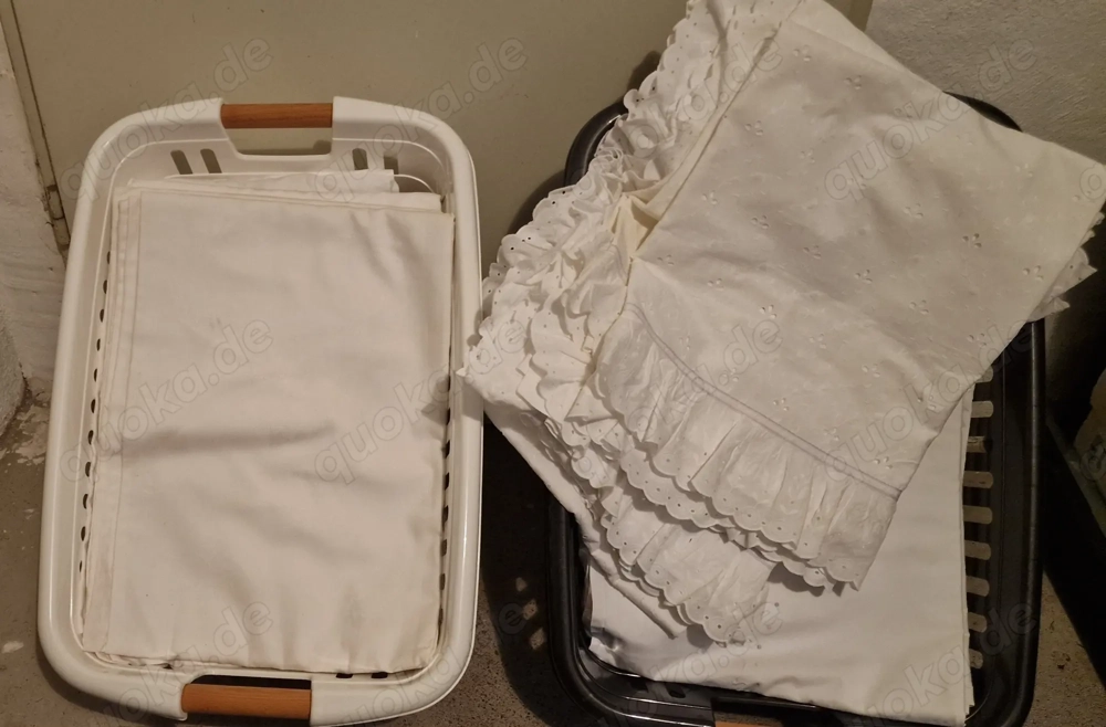 Weiße Bettwäsche mit Rüschen 