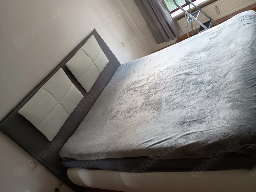 Boxspringbett mit Nachtkästchen zu verschenken!