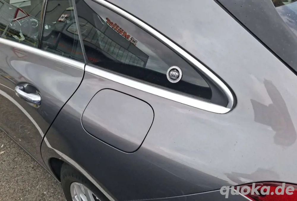 2 Kronen Aufkleber 3D aus Metall 5cm Durchmesse mit Strasssteinen fürs Auto. Sehr edel.