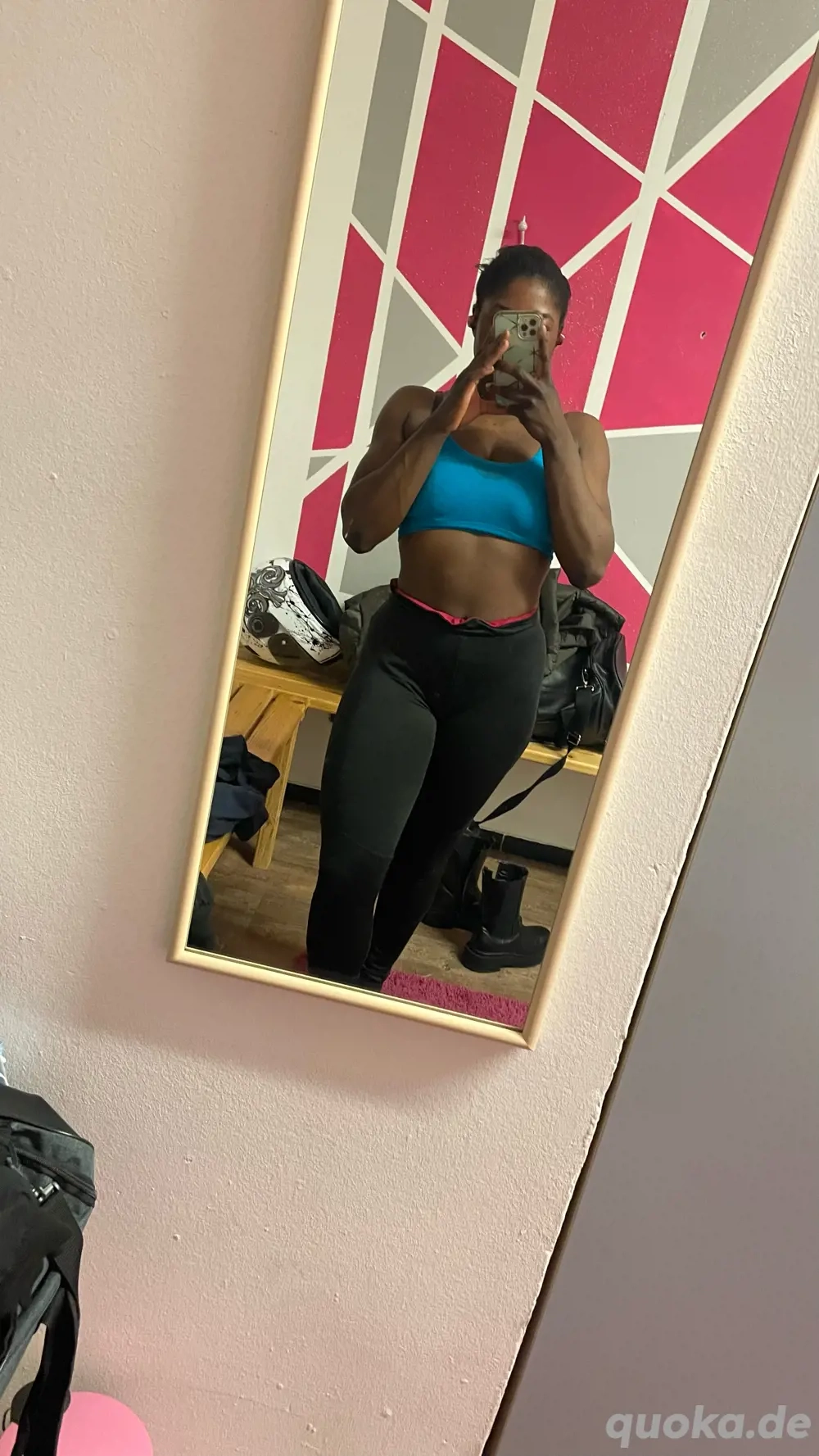 Getragene Wäsche einer frechen, sportlichen 21-Jährigen