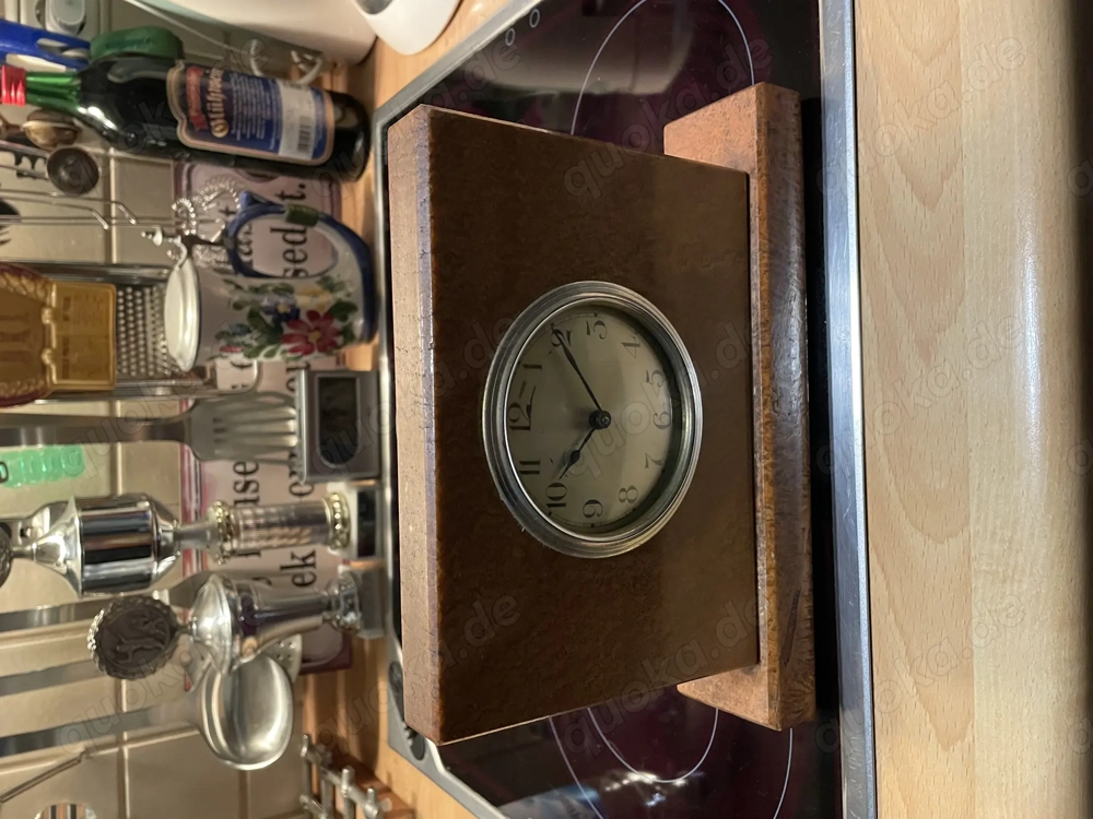 Tischuhr Art Deco aus Stein rötlich mechanisch 