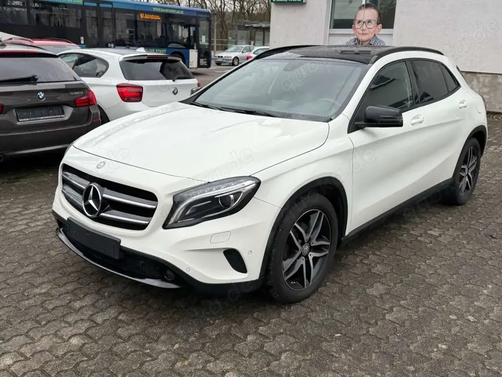 Mercedes-Benz GLA 220 d 4Matic Automatik HK Bi Xenon Panorama